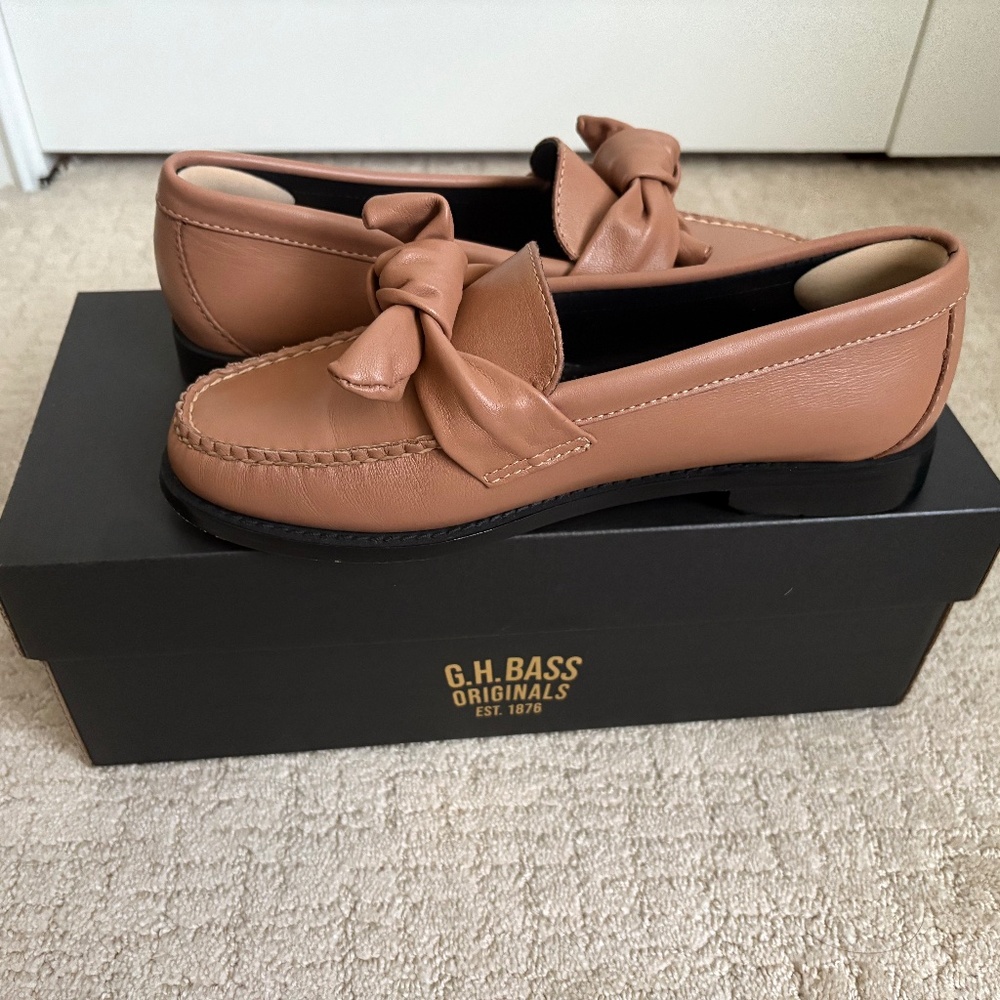 Beige Venetian Bow G.H. Bass Weejuns - Size 6